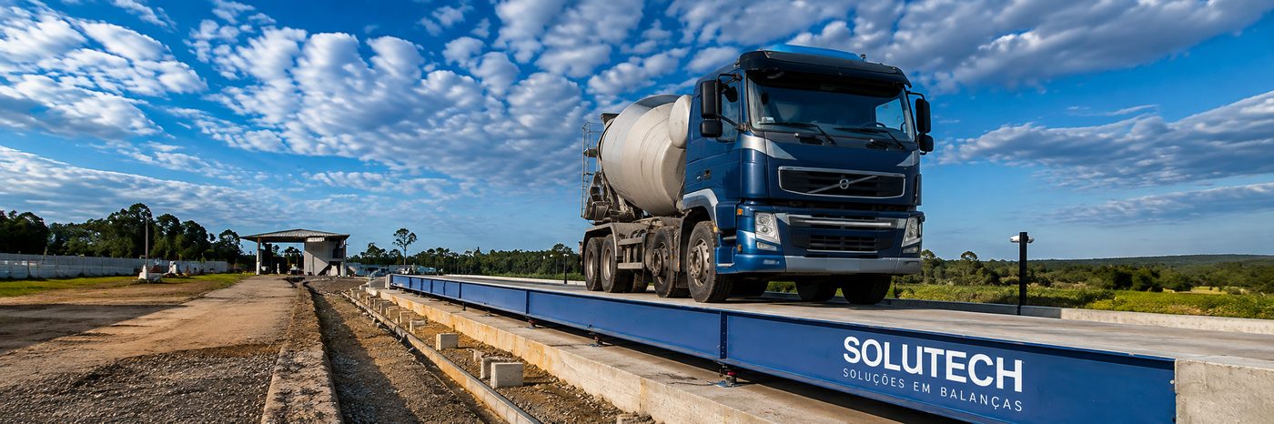 Balança rodoviária mista Solutech com caminhão betoneira sobre a plataforma
